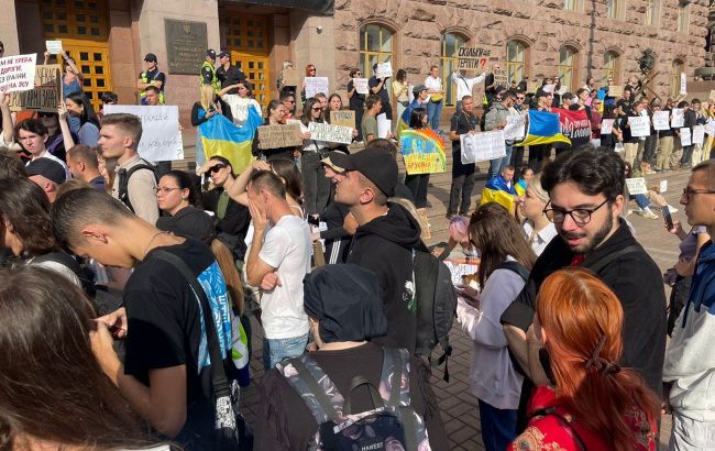 Біля КМДА відбулася зустріч депутатів з киянами