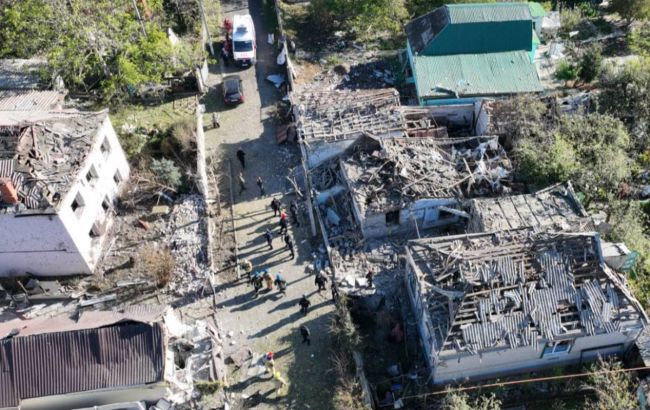 Окупанти вдарили по приватним будинкам під Дніпром: є жертва та поранені