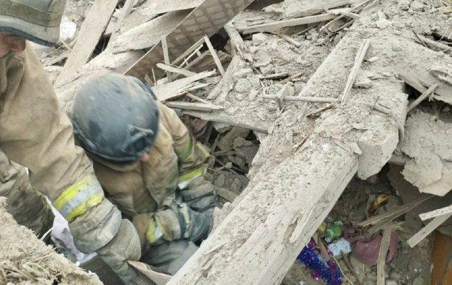 Атака росіян на Берислав: з-під завалів будинку дістали загиблого