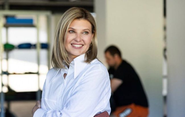 Олена Зеленська вразила модним осіннім образом: пальто-кімоно та яскрава сорочка