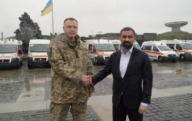 "Стальной" фронт передал бойцам 10 "скорых" и радиационные дозиметры