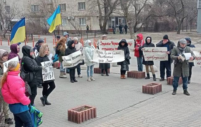 Сотрудники санатория "Червона калина" пикетировали ФГИУ: в чем причина