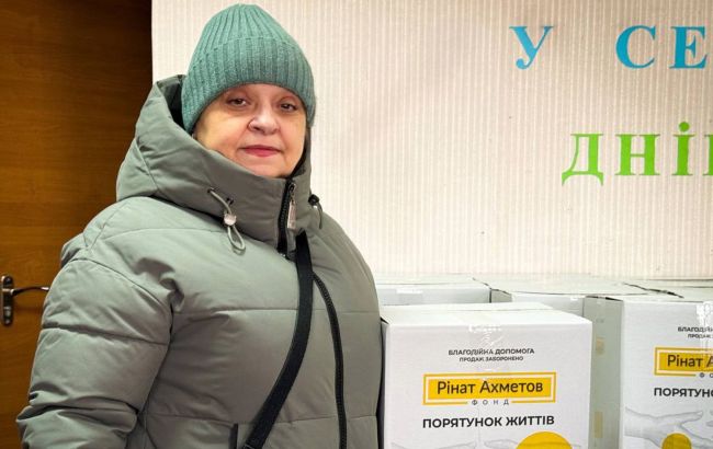 Для переселенцев из Бахмутского района идет выдача помощи от Фонда Ахметова в Днепре