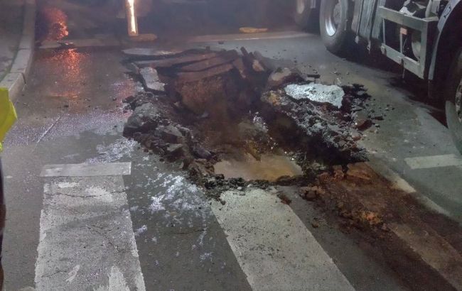 В центре Киева произошло повреждение трубопровода, без воды несколько домов