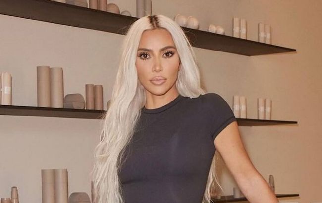 Как Ким Кардашьян мастерски соединила летнее платье с сапогами (фото)