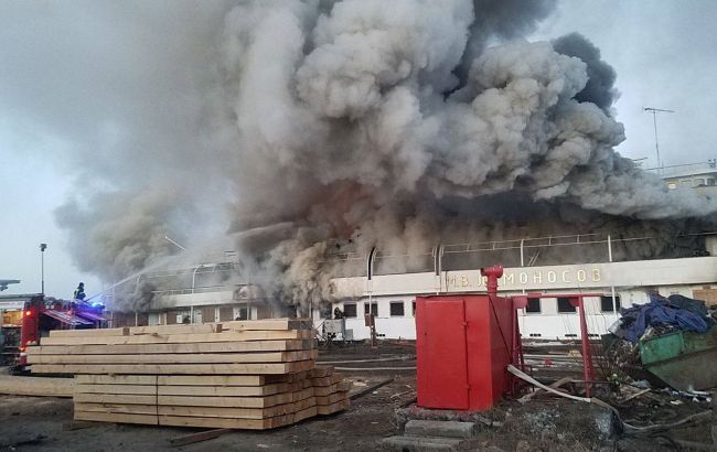 В Архангельській області палає російський теплохід "М.В. Ломоносов"