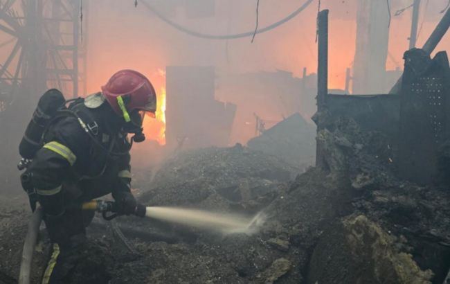 Удар по "Епіцентру" стався під час евакуації, 11 співробітників не виходять на зв'язок