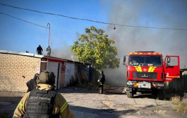 У Херсоні рятувальники потрапили під повторний обстріл, є поранені