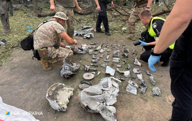 Приліт в дитмайданчик та пошкоджені будинки. Фоторепортаж з місця удару по Миколаєву