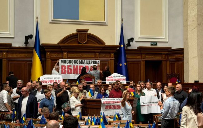 Джерела розповіли, як церковний законопроєкт розколов "Слугу народу"