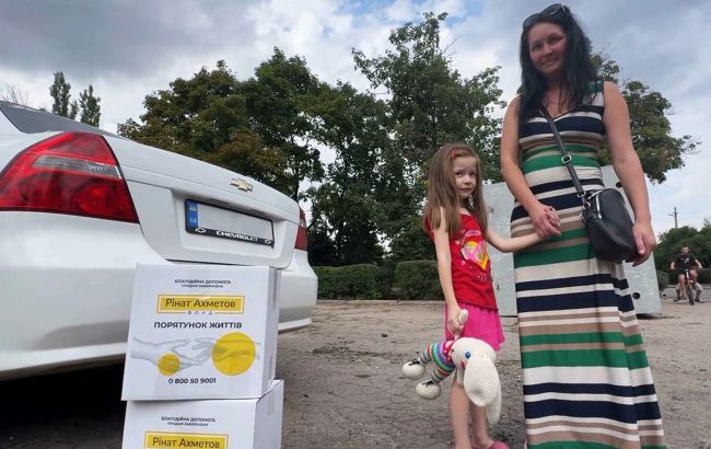 Жители прифронтовой Кураховки получили проднаборы от Фонда Ахметова 