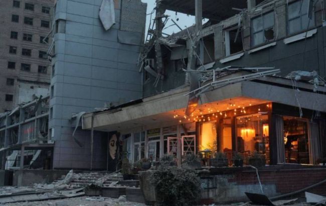 Удар РФ по клініці у Запоріжжі: є жертви, під завалами шукають людей