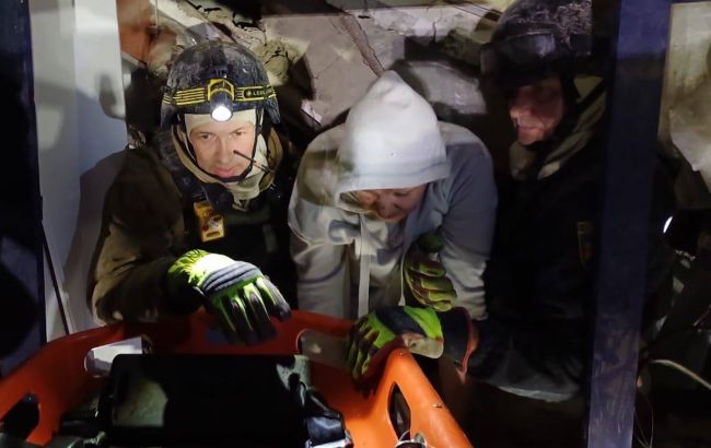 У Запоріжжі після удару РФ з-під завалів врятували двох жінок