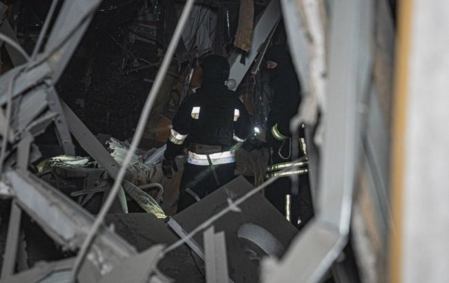 РФ вдарила КАБом по інфраструктурі Сум, пошкоджено адмінбудівлю та склад (фото)