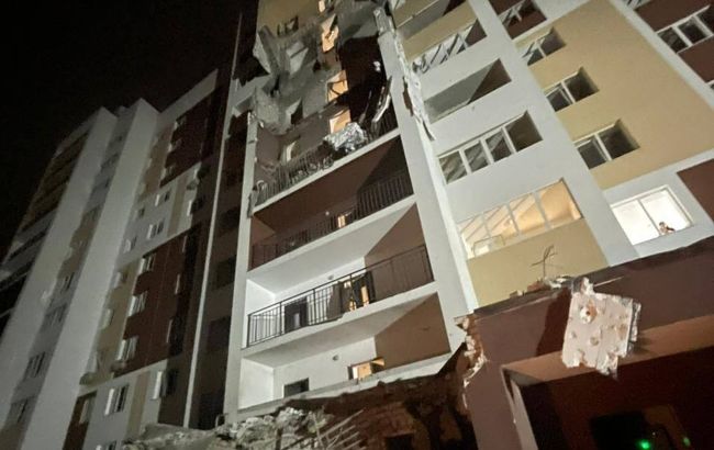 У Київській області через атаку РФ пошкоджена багатоповерхівка, горіло підприємство