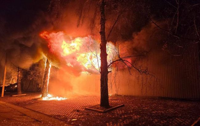 Есть разрушения и пострадавшие: враг атаковал Харьков минимум 12 раз за час