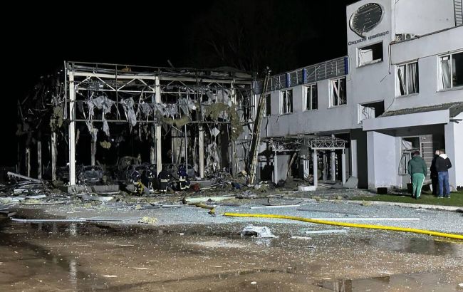 Нічна атака дронів. Під Києвом пошкоджено АЗС, автосалон, є постраждалі (фото)