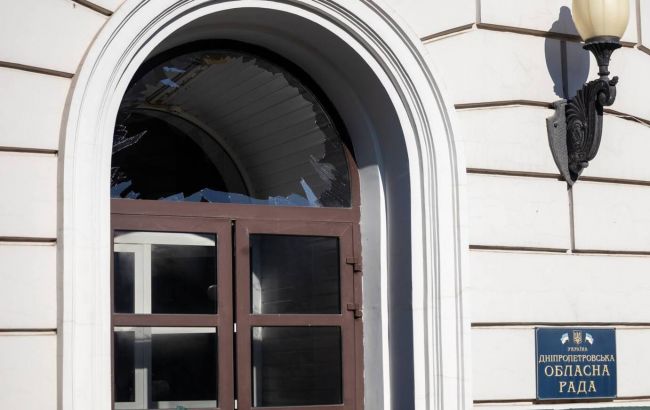 В Днепре во время ночной атаки дронов было повреждено здание областного совета (фото)