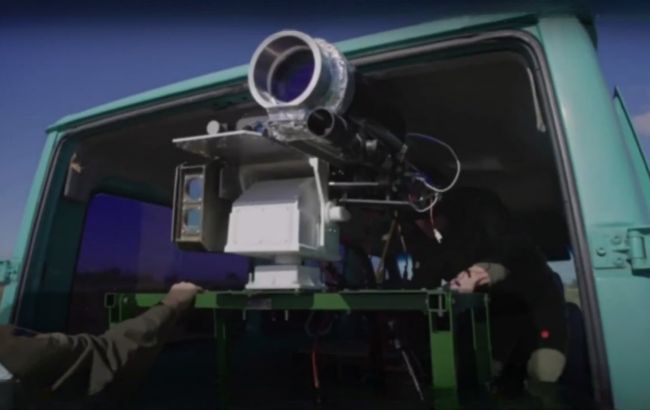 Нищить дрони за 5 км. Україна вперше показала новітню лазерну зброю "Тризуб"