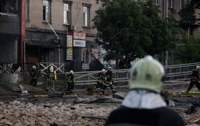 Спасательные работы в Киеве остановили до утра: от атаки РФ пострадало 32 человека
