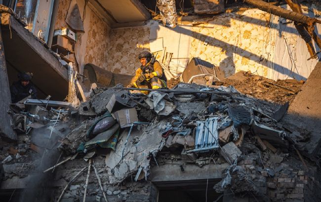 Авіаудар по Краматорську: рятувальники відновили розбір завалів - шукають людину