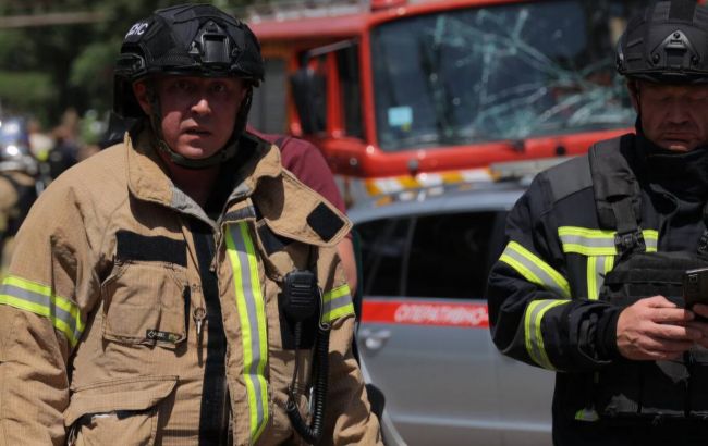 Повреждены поезд, школы, больница, есть жертвы: что известно об ударе РФ по Днепру (фото)