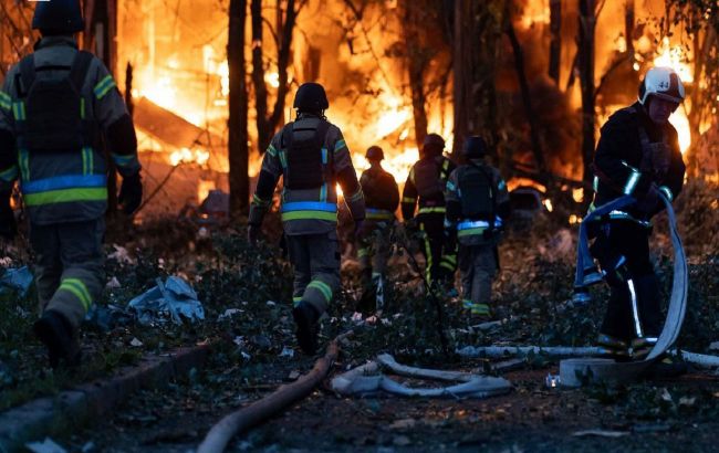 Пожежі та понівечені будинки: з'явились фото наслідків масованої атаки на Київ