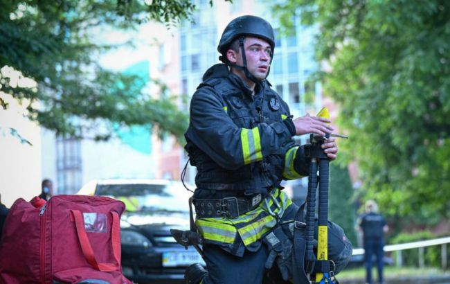 Поліція рятувала людей і тварин: відео перших хвилин після обстрілу Чернівців