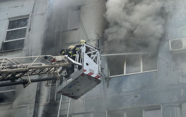 Масштабна пожежа сталась у п&rsquo;ятиповерхівці Запоріжжя: серед постраждалих є діти (відео)