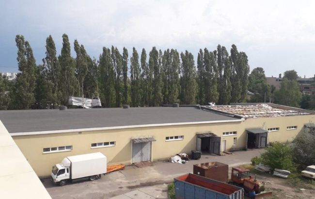 Ураган зірвав дах складу видавництва Vivat у Харкові: доставку книг затримають (фото)