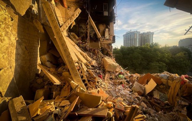 Масований удар росіян по Одесі: під завалами може бути людина