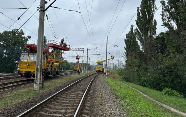 У Києві через удари РФ пошкоджено залізницю: як курсують потяги