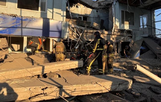 Постраждалих стало більше: з'явились нові деталі удару по вокзалу в Запоріжжі