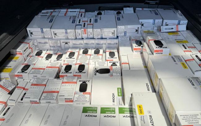 На кордоні з Польщею з Audi дістали сотні прихованих "електронок" та AirPods (фото)