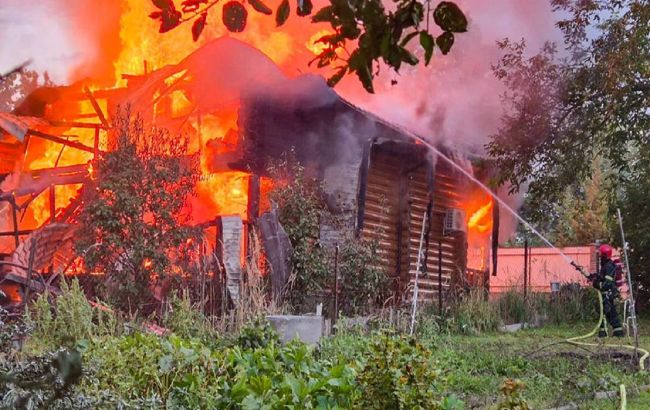 Руйнування і пожежі: з'явились кадри наслідків комбінованої атаки на Львів