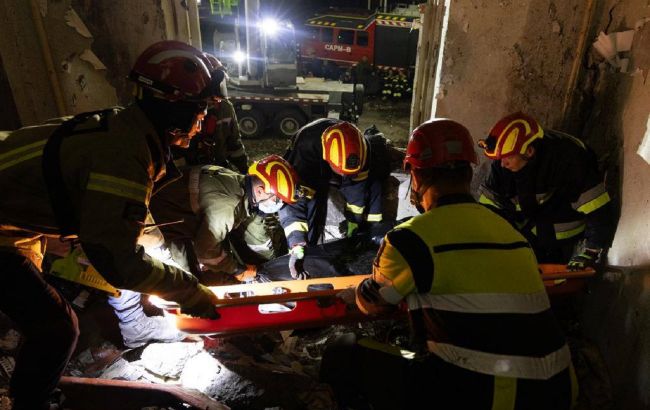 У Києві з-під завалів будинку дістали тіло ще однієї людини (фото)