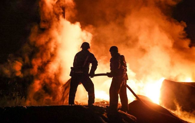 Росія вдарила по рятувальниках, які гасили пожежу на підприємстві в Ніжині (фото)