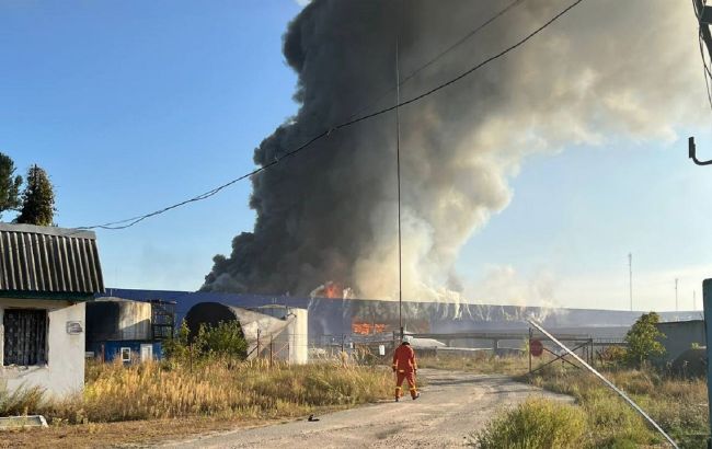 Під Києвом горить склад  логістичного центру через ранкову атаку дронів (фото)