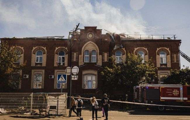 РФ вдарила по фармуніверситету в Харкові: момент прильоту і фото наслідків