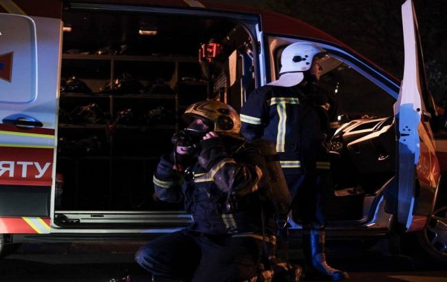 Масштабна пожежа в п&rsquo;ятиповерхівці Києва: у КМВА розповіли, чи пов&rsquo;язано це з обстрілами