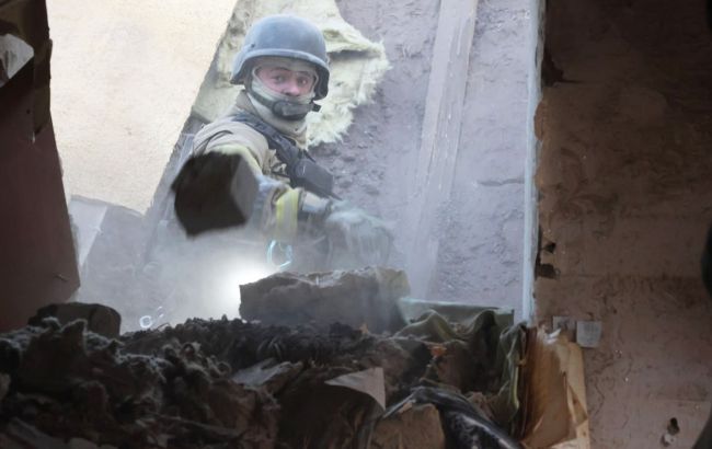 Удар КАБами по Запоріжжю: рятувальники дістали з-під завалів тіло ще однієї жертви