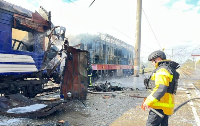 Пожежа на коліях і понівечені вагони: з'явилися кадри наслідків атаки на Шостку