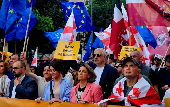 У день виборів у Грузії люди вийшли на протести: палац президента беруть штурмом (фото)
