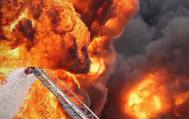 В Прилуках почти сутки тушили масштабный пожар после удара РФ