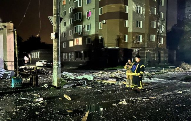 ДСНС показала наслідки нічної атаки на Київщину: у Броварах дрон впав на мінімаркет