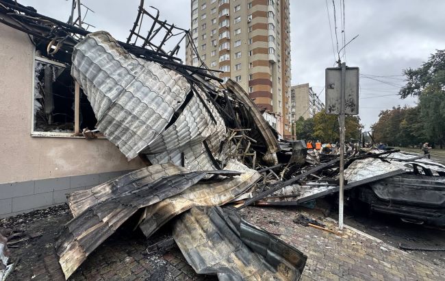 Появились фото последствий атаки РФ на Бровары: разрушены мини-маркет и дома