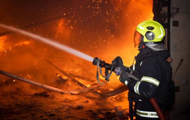 На Одещині після атаки РФ спалахнули склади з текстилем, є поранений (фото)