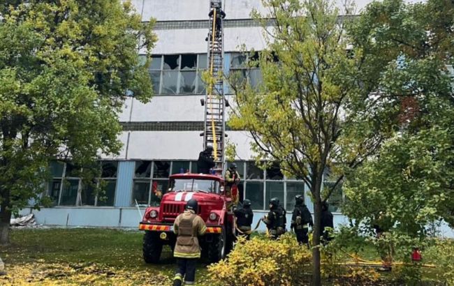 У Ніжині РФ вдарила по промисловому підприємству: сталась пожежа