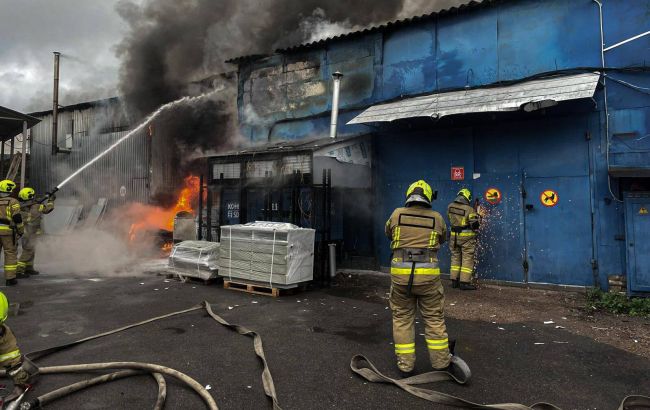 У Києві сталась масштабна пожежа на складах: рятувальники показали фото