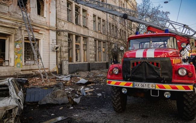 Появилось видео момента попадания российского дрона по детскому саду в Харькове